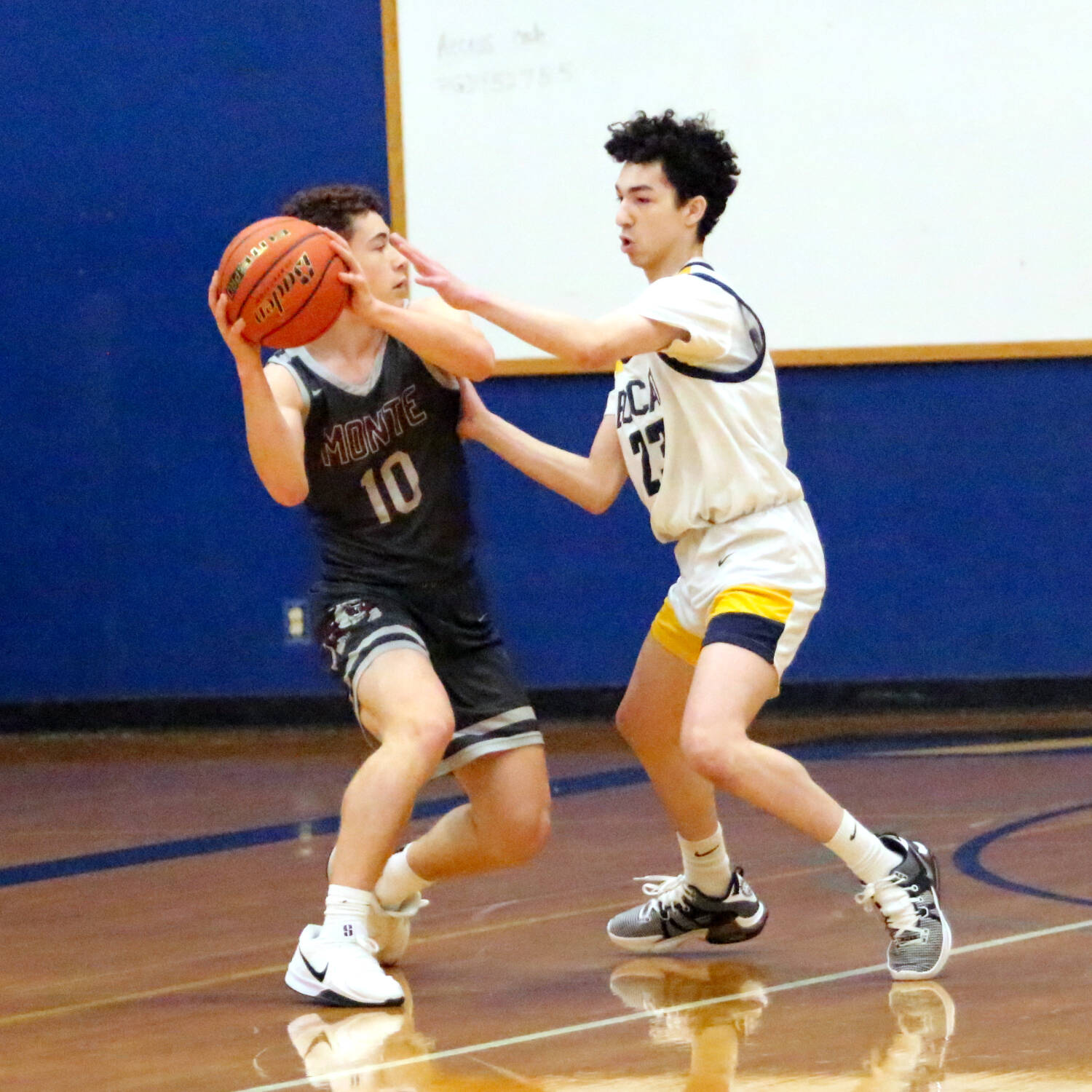 RYAN SPARKS | THE DAILY WORLD Montesano’s Terek Gunter (10) is defended by Aberdeen’s Jhacob Quezada during the Bulldogs’ 67-59 win on Saturday in Aberdeen.