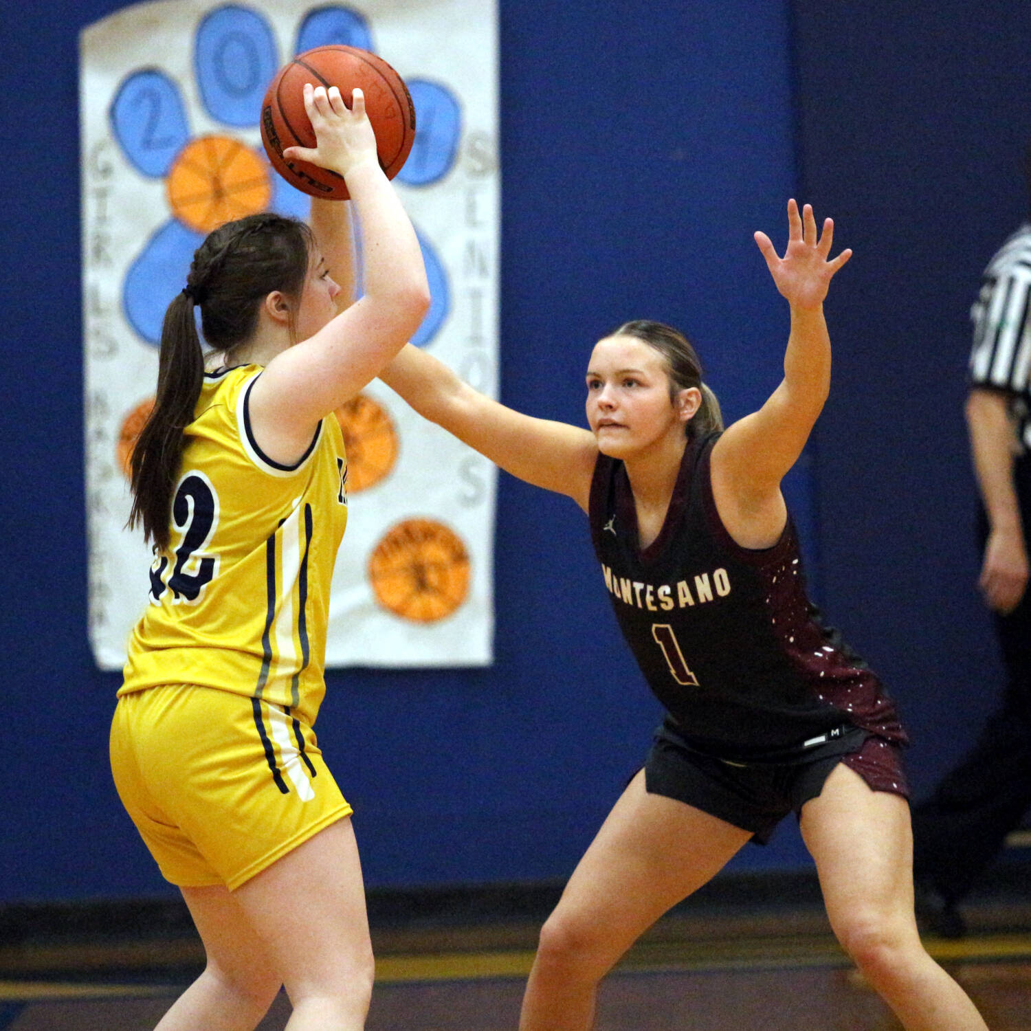 RYAN SPARKS | THE DAILY WORLD Montesano’s Josie Forster (1) defends Aberdeen’s Bentley Brown during the Bulldogs’ 51-50 win on Saturday at Aberdeen High School.