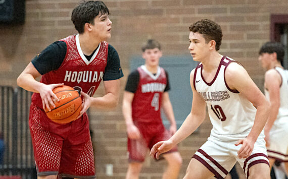 PHOTO BY FOREST WORGUM Hoquiam guard Lincoln Niemi (left) is defended by Montesano guard Terek Gunter during the Bulldogs’ 54-45 victory on Wednesday at Montesano High School.