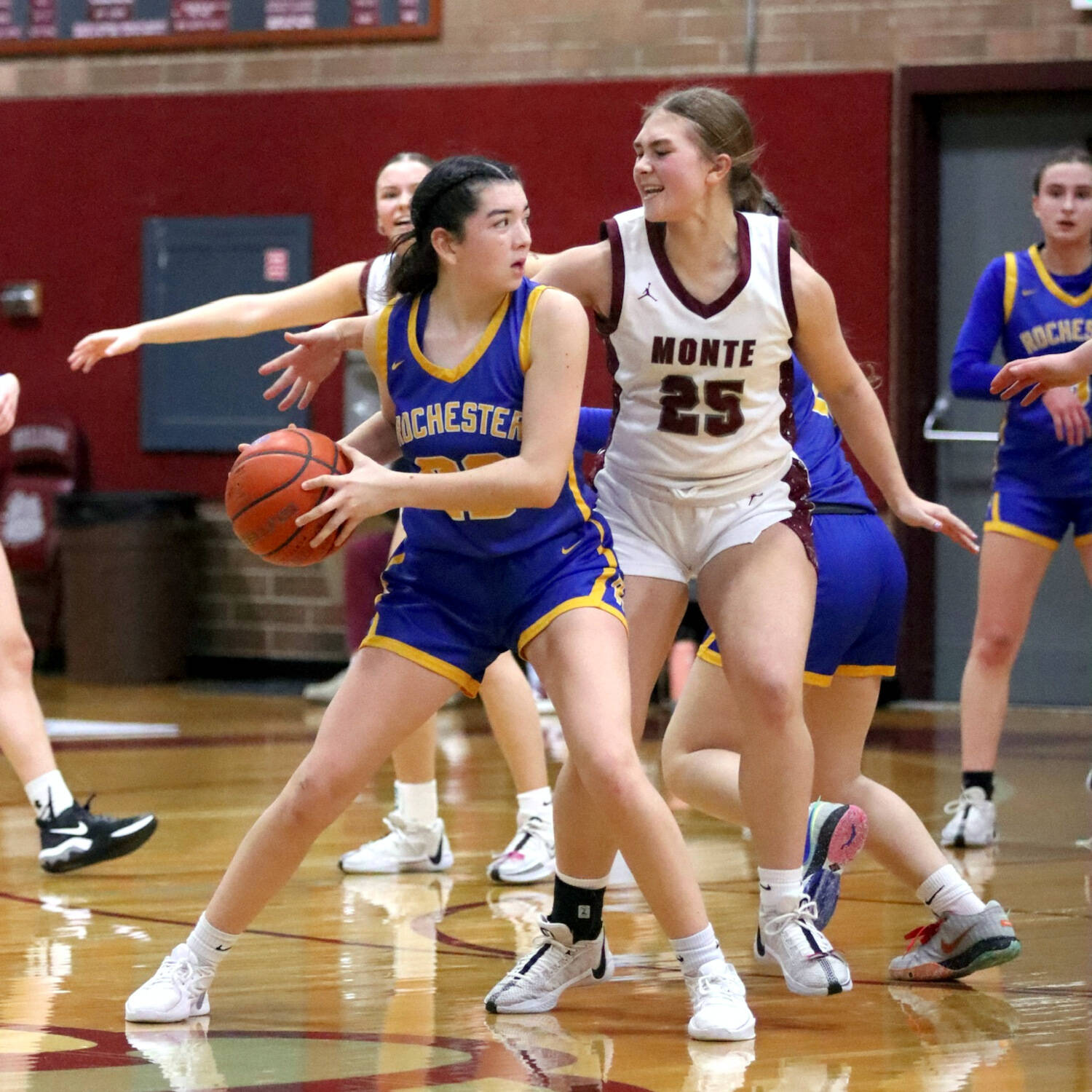 PHOTO BY HAILEY BLANCAS Montesano’s Regan Wintrip (25) defends during the Bulldogs’ 62-21 win over Rochester on Thursday at Montesano High School.