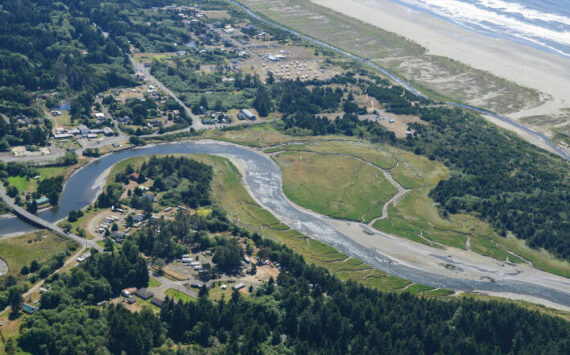 Grays Harbor County
The Copalis River as it flows into the Pacific Ocean.