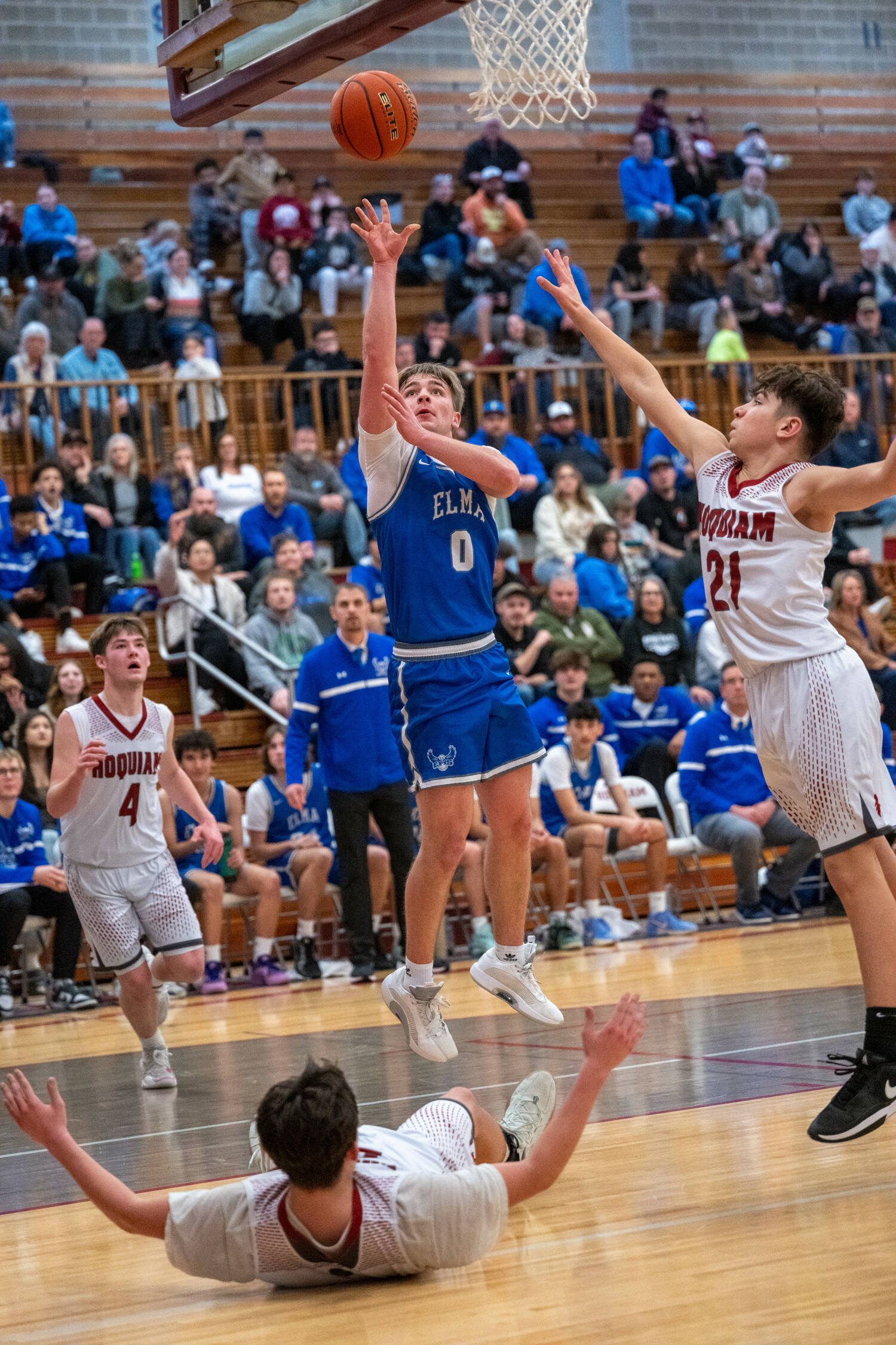 PHOTO BY FOREST WORGUM Elma’s Traden Carter (0) puts up a shot against Hoquiam’s Talan Abbott (21) during the Eagles’ 56-46 victory on Wednesday at Hoquiam High School.