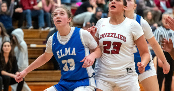 PHOTO BY FOREST WORGUM Elma’s Olivia Moore (33) and Hoquiam’s Aaliyah Kennedy prepare for a rebound during the Grizzlies’ 44-5 win on Friday in Hoquiam.