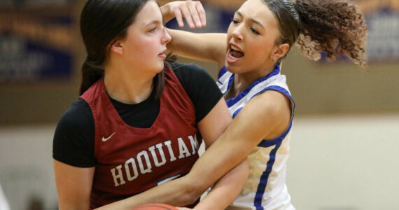 ZACH MARTIN | THE CHRONICLE Hoquiam’s Lexi LaBounty (left) is guarded by Rochester’s Merecedies Dupont during the Grizzlies’ 60-30 win on Wednesday at Rochester High School.