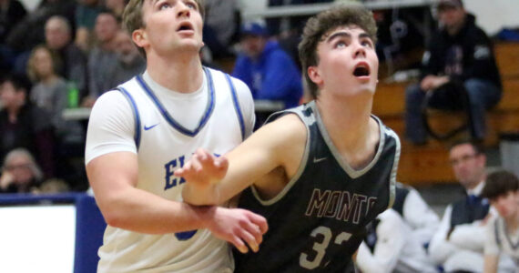 RYAN SPARKS | THE DAILY WORLD Elma’s Traden Carter (left) and Montesano’s Nathan Dowler ready for a rebound during the Eagles’ 47-37 win on Wednesday at Elma High School.